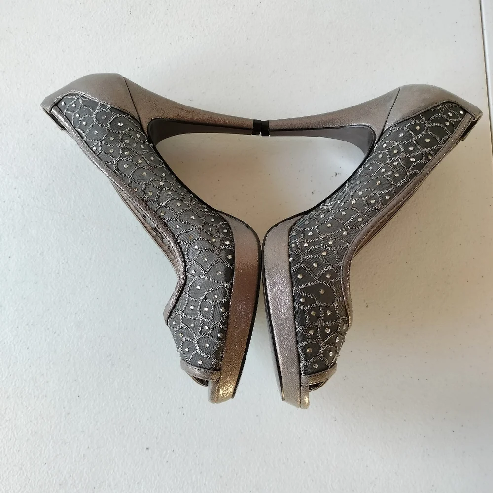 Adrianna Papell Foxy Silver Embellished Mesh Heels Pumps 8.5 Wedding Formal